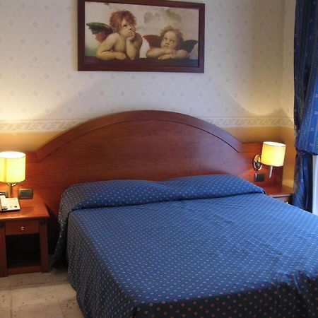 Hotel Verona Roma Esterno foto
