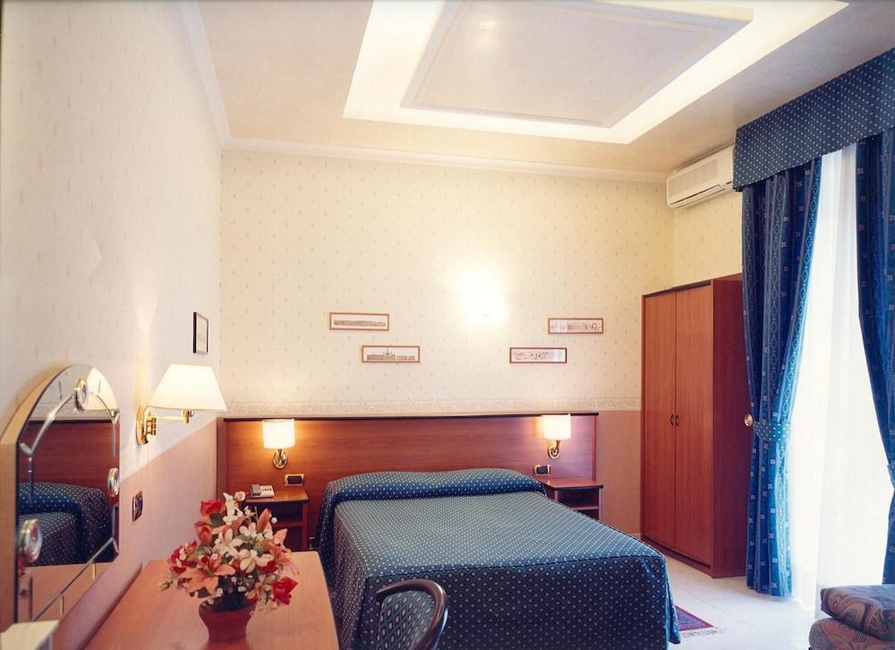Hotel Verona Roma Esterno foto
