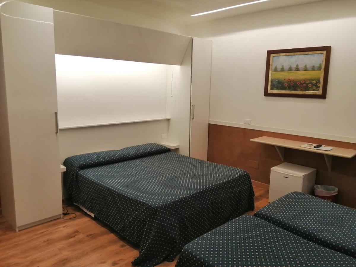 Hotel Verona Roma Esterno foto