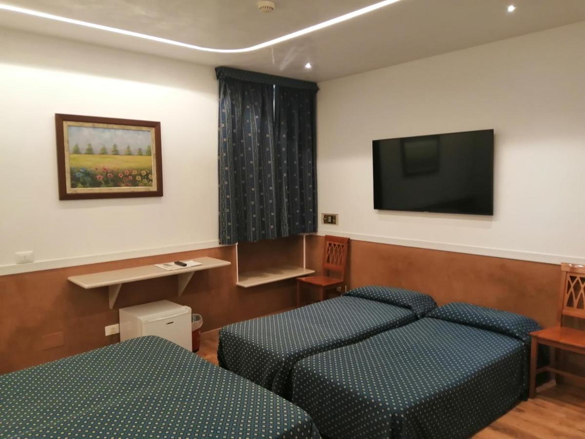 Hotel Verona Roma Esterno foto