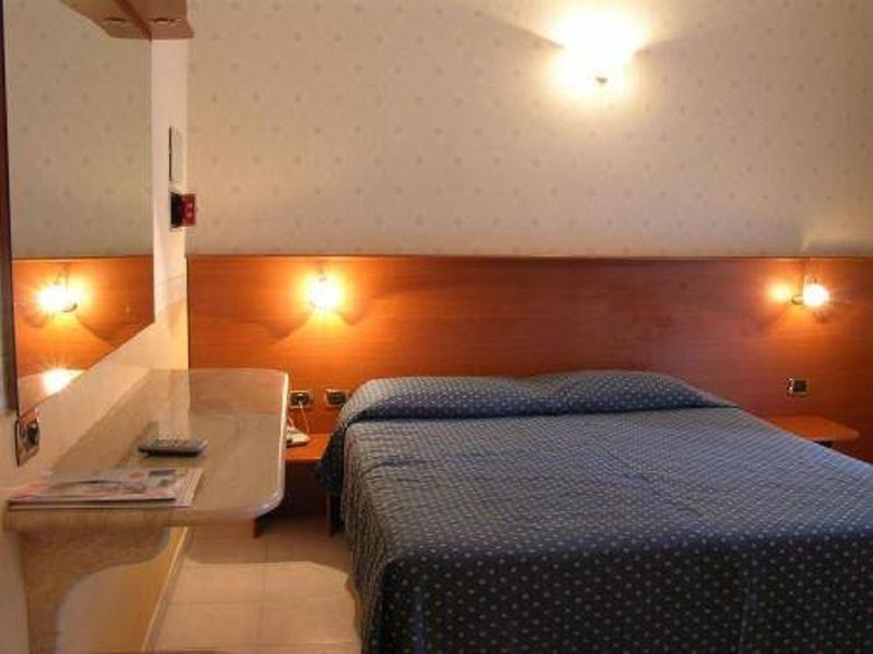 Hotel Verona Roma Esterno foto